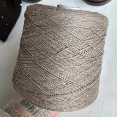 Бобина Kachinelli Merino (85% меринос, 4% хлопок, 11% пайетки), 300 м. (1117, Бешамель)