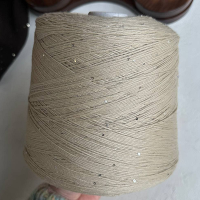 Бобина Kachinelli Merino (85% меринос, 4% хлопок, 11% пайетки), 300 м. (1153, Карамельная нуга)