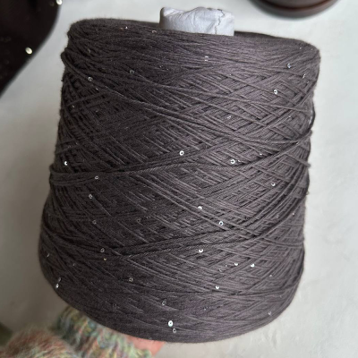 Бобина Kachinelli Merino (85% меринос, 4% хлопок, 11% пайетки), 300 м. (1116, Ежевичный мусс)