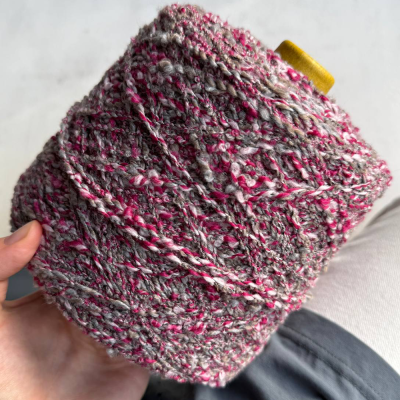 Бобина CHANEL 1400 (95% меринос экстрафайн, 5% ПА), 140 м. (630849, Стальная фуксия)