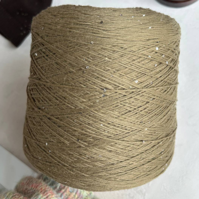 Бобина Kachinelli Merino (85% меринос, 4% хлопок, 11% пайетки), 300 м. (1118, Палевый лемонграсс)