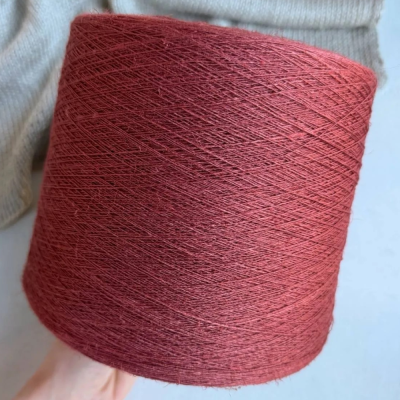Бобина Lino Ambra (90% лен, 10% шелк), 700 м. (Red, Карминовый)