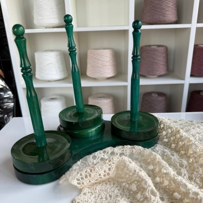 Держатель ТРОЙНОЙ вращающийся для пряжи из дерева, диаметр 11 см (Малахит)