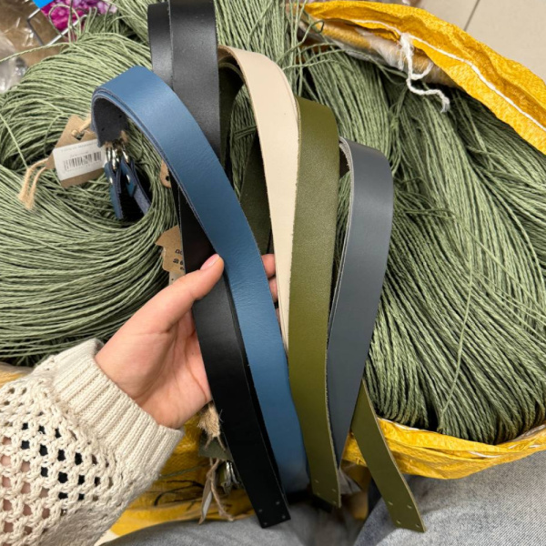 Длинный ремень с карабинами кожа