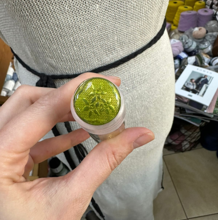 Пуговицы Sandra 1, размер 36 (3874Z-36-1-5013С, Подсолнухи лайм на ножке)