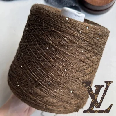 Бобина LinoSiSic СИСИК '26 (72% лен, 20% шелк, 8% пайетки), 400 м (9977 64782, Луи Виттон)