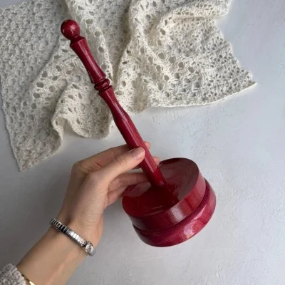 Держатель вращающийся для пряжи из дерева, высота 20 см, диаметр 11 с (Гранат)