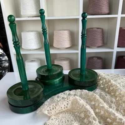 Держатель ТРОЙНОЙ вращающийся для пряжи из дерева, диаметр 11 см (Малахит)